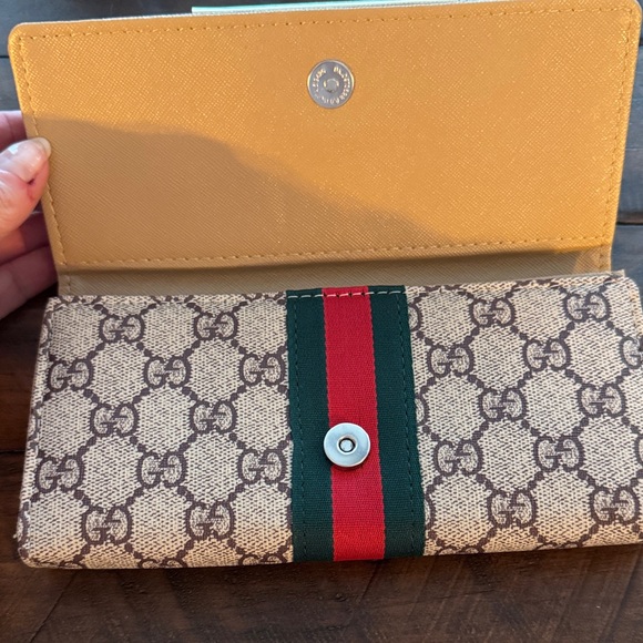 Gucci Beige and Red Patterned Wallet - Picture 3 of 5